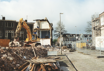 605919 Afbeelding van de sloop van de huizen op de hoek van de Busken Huetstraat (voorgrond) en de Vleutenseweg te Utrecht.
